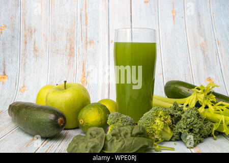 Frisch blended green Smoothie in einem Glas auf Holz- Hintergrund. Vorlage für detox Rezept, kopieren. Vegetarische, gesunde Nahrung. Stockfoto