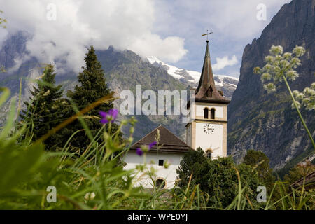 Grindelwald Kirche auf der Dorfstraße mit der Mättenberg und Wetterhorn jenseits, Berner Oberland, Schweiz Stockfoto