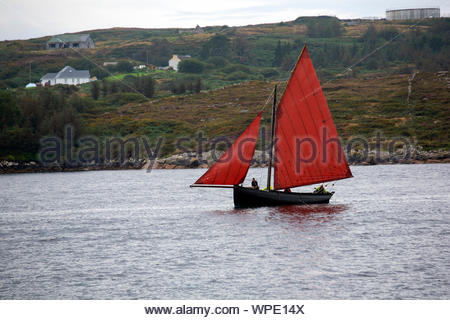 Ein Galway Hooker Segel in flachen Gewässern in der Nähe von Connemara Coast im Westen Irlands Stockfoto