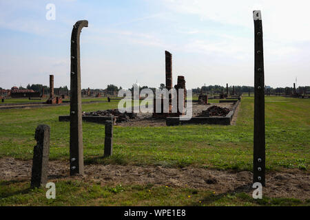 OSWIECIM, Polen - 02. August 2019: Auschwitz Birkenau eine ehemalige NS-Vernichtungslager in Brzezinka. Kaserne in Brzezinka links in Trümmern. Stockfoto
