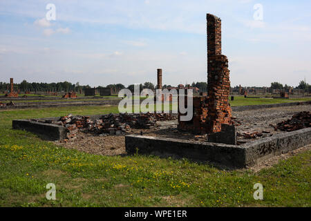 OSWIECIM, Polen - 02. August 2019: Auschwitz Birkenau eine ehemalige NS-Vernichtungslager in Brzezinka. Kaserne in Brzezinka links in Trümmern. Stockfoto
