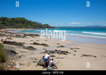 Byron Bay Sommer Menschen auf Wategos Beach in Byron, New South Wales, Australien, entspannen Stockfoto