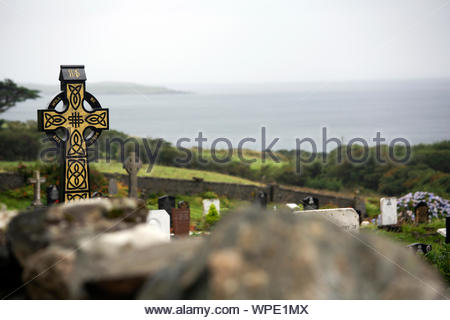 Ein keltenkreuz auf einem Friedhof im Westen Irlands Stockfoto