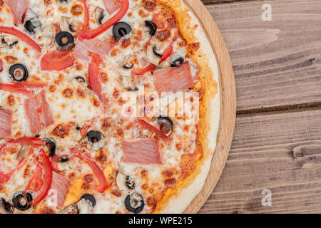 Pizza Capricciosa traditionelle italienische Speisen aus Schinken Champignons Artischocken Eiern parmesan Oliven. Stockfoto