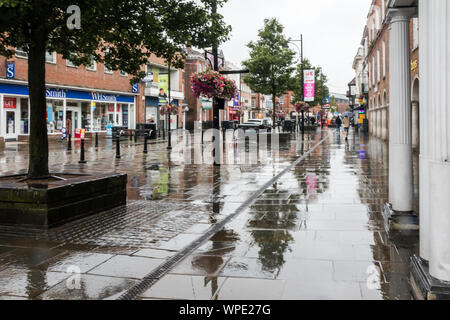 High Wycombe, Engalnd - 14. August 2019: Die hohe Straße in Richtung der Guidhall an einem regnerischen Tag. Regen Sommer ist nicht ungewöhnlich in Großbritannien. Stockfoto