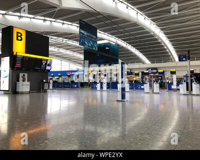 Im Terminal 5 am Londoner Flughafen Heathrow, London, am ersten Tag der erste Streik bei British Airways Piloten. Die 48-stündige Spaziergang in einer lange dauernden Streit um Zahlen, Krüppel werden Flüge von Montag, wodurch reisen Unterbrechungen für Zehntausende von Passagieren. Stockfoto