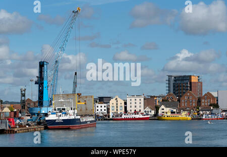 Hafen von Poole, Dorset, England, UK. September 2019. Die Valiant ein General Cargo Schiff entladen von ihrem Liegeplatz im Hafen von Poole. Stockfoto