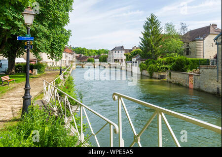 Essoyes (nord-östlichen Frankreich): Dorf am Ufer des Source River, einem Nebenfluss des Flusses Seine. Dorf Pierre-Auguste Renoirs fa Stockfoto