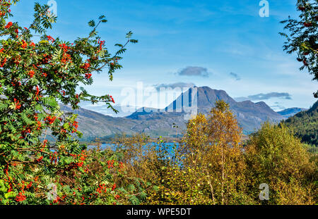 LOCH MAREE WESTER ROSS HIGHLANDS SCHOTTLAND SLIOCH UND ROTEN ROWAN TREE BEEREN IM SOMMER Stockfoto