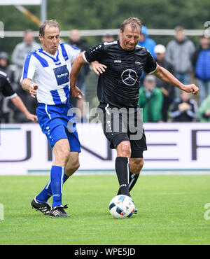 Duelle, Duell Guido Buchwald (Team der Welt Rest)/r. versus Juergen Klinsmann. Für eine Wohltätigkeitsorganisation match liefert die 108-fache Nationalspieler Jürgen K linsmann nach Geislingen. Die Ursache für die Charity Match ist die Einweihung des K19, ein Projekt der Stiftung Agapedia linsman von K n. GES/Fußball/Charity Match: Team Schwaben - Team, Rest der Welt, 08.09.2019 Fußball / Charity Match: Team Schwaben vs. Team, Rest der Welt, SC Geislingen, 8. September 2019 | Verwendung weltweit Stockfoto