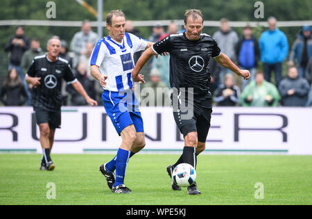 Duelle, Duell Guido Buchwald (Team der Welt Rest)/r. versus Juergen Klinsmann. Für eine Wohltätigkeitsorganisation match liefert die 108-fache Nationalspieler Jürgen K linsmann nach Geislingen. Die Ursache für die Charity Match ist die Einweihung des K19, ein Projekt der Stiftung Agapedia linsman von K n. GES/Fußball/Charity Match: Team Schwaben - Team, Rest der Welt, 08.09.2019 Fußball / Charity Match: Team Schwaben vs. Team, Rest der Welt, SC Geislingen, 8. September 2019 | Verwendung weltweit Stockfoto