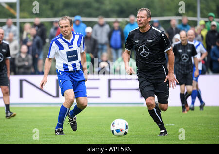 Duelle, Duell Guido Buchwald (Team der Welt Rest)/r. versus Juergen Klinsmann. Für eine Wohltätigkeitsorganisation match liefert die 108-fache Nationalspieler Jürgen K linsmann nach Geislingen. Die Ursache für die Charity Match ist die Einweihung des K19, ein Projekt der Stiftung Agapedia linsman von K n. GES/Fußball/Charity Match: Team Schwaben - Team, Rest der Welt, 08.09.2019 Fußball / Charity Match: Team Schwaben vs. Team, Rest der Welt, SC Geislingen, 8. September 2019 | Verwendung weltweit Stockfoto