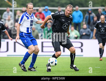 Duelle, Duell Guido Buchwald (Team der Welt Rest)/r. versus Juergen Klinsmann. Für eine Wohltätigkeitsorganisation match liefert die 108-fache Nationalspieler Jürgen K linsmann nach Geislingen. Die Ursache für die Charity Match ist die Einweihung des K19, ein Projekt der Stiftung Agapedia linsman von K n. GES/Fußball/Charity Match: Team Schwaben - Team, Rest der Welt, 08.09.2019 Fußball / Charity Match: Team Schwaben vs. Team, Rest der Welt, SC Geislingen, 8. September 2019 | Verwendung weltweit Stockfoto