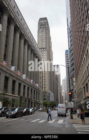 Suche entlang der lasalle Street Canyon in Richtung der Chicago Board of Trade Gebäude im Finanzdistrikt von Chicago Illinois USA Stockfoto