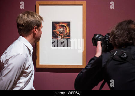 Tate Britain, London, UK. 9. Sep 2019. Europa Platte i: Frontpiece, dem Alten, 1827 - William Blake in der Tate Britain. Diese Ausstellung stellt die größte Erhebung der Arbeit von William Blake (1757-1827) in Großbritannien für eine Generation. Ein visionärer Maler, Grafiker und Dichter, schuf er einige der kultigsten Bilder in der Geschichte der britischen Kunst. Dieses exhibitionl zusammen bringt über 300 selten funktioniert. Credit: Guy Bell/Alamy leben Nachrichten Stockfoto