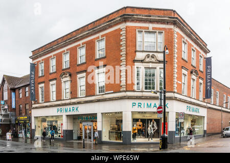 High Wycombe, Engalnd - 14. August 2019: Die Primark Store auf der Church Street. Primark ist eine sehr erfolgreiche Kleidung Kette. Stockfoto
