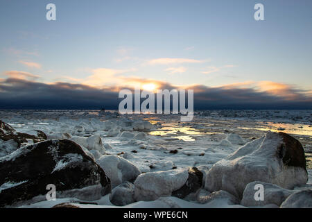 Sonnenuntergang über der westlichen Hudson Bay, Seal River Heritage Lodge, Manitoba, Kanada Stockfoto