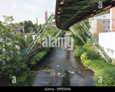 Wuppertaler Schwebebahn (Bedeutung Wuppertaler Schwebebahn) über der Wupper ist die älteste elektrische Hochbahn mit hängenden Autos in der wor Stockfoto