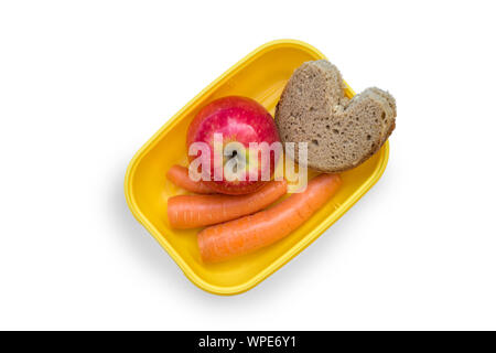 Liebevoll zubereitet Brotdose mit Mittagessen Brot, Apfel und Karotten auf weißem Hintergrund Stockfoto