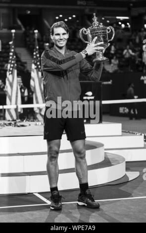 New York, Vereinigte Staaten. 08 Sep, 2019. Rafael Nadal (Spanien) wirft mit Trophäe nach mens gewinnt Finale von US Open Championships gegen Daniil Medwedew (Russland) an Billie Jean King National Tennis Center (Foto von Lew Radin/Pacific Press) Quelle: Pacific Press Agency/Alamy leben Nachrichten Stockfoto
