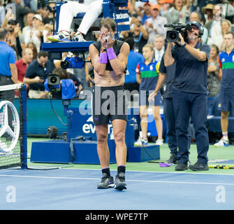 New York, Vereinigte Staaten. 08 Sep, 2019. Rafael Nadal (Spanien) reagiert, nachdem mens gewinnt Finale von US Open Championships gegen Daniil Medwedew (Russland) an Billie Jean King National Tennis Center (Foto von Lew Radin/Pacific Press) Quelle: Pacific Press Agency/Alamy leben Nachrichten Stockfoto