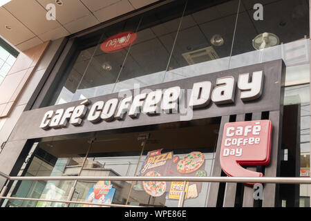 Bangalore, Indien Juni 27,2019: Vorderansicht Bill Vorstand Café Coffee Day shop Gebäude am Bengaluru. Stockfoto