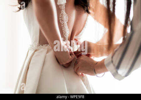 Bis zu schließen. Hintergrund Bild einer Frau, die versucht, auf einer Hochzeit Kleid. Stockfoto
