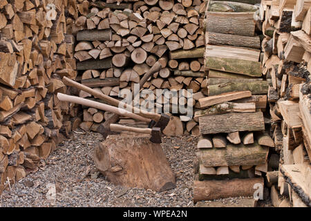 Eine alte ax mit Feuer Holz Stockfoto