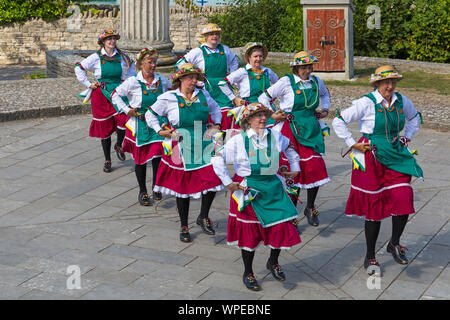 Weibliche Morris Dancers von Taeppas Tump morris Seite, bei Swanage Folk Festival, Swanage, Dorset UK an einem warmen sonnigen Tag im September Stockfoto