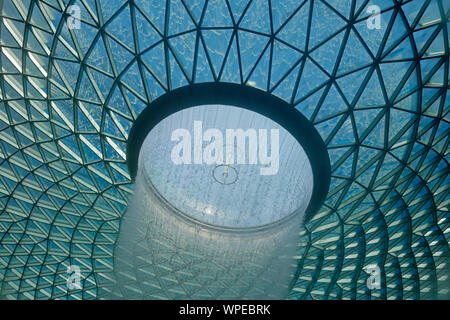 Die erstaunliche Regen Wirbel innerhalb der Juwel Einzelhandel Einkaufszentrum am Changi Airport Stockfoto