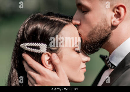 Bis zu schließen. der Bräutigam seine Braut küssen. Stockfoto