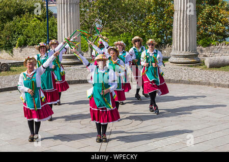 Weibliche Morris Dancers von Taeppas Tump morris Seite, bei Swanage Folk Festival, Swanage, Dorset UK an einem warmen sonnigen Tag im September Stockfoto