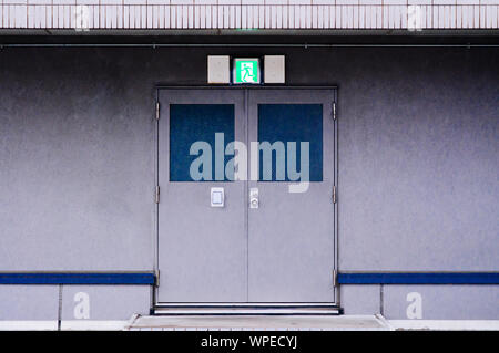 Modernes Gebäude Notausgang mit Metall Eisen Tür mit Notausgang Schild über Eingang Stockfoto