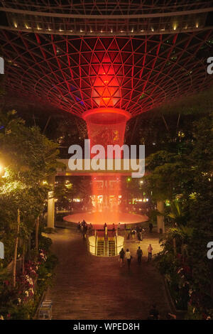 Die erstaunliche Regen Wirbel innerhalb der Juwel Einzelhandel Einkaufszentrum am Changi Airport Stockfoto