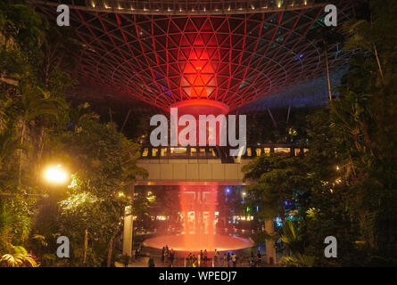 Die erstaunliche Regen Wirbel innerhalb der Juwel Einzelhandel Einkaufszentrum am Changi Airport Stockfoto