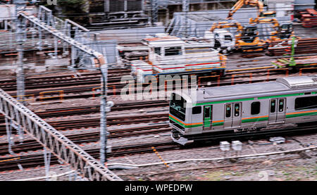 DEC 6, 2019 Tokyo, Japan - Tokio Bahnhof JR Zug in Bewegung und Tracks von luftaufnahme. Zug Verkehr im Bahnhof von Tokio in Abend Stockfoto