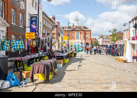 High Wycombe, England - 20. August 2019: Menschen zu Fuß entlang der High Street über den Tag. Der Markt ist an 3 Tagen in der Woche statt. Stockfoto