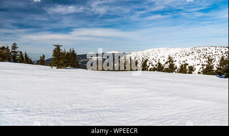 Blick auf Praded, Vysoka Loch und Petrovy kameny Hügel von Bridlicna hora Hill im Winter Gesenke in der Tschechischen Republik Stockfoto