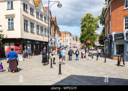 High Wycombe, England - 20. August 2019: Blick hinunter Church Street. Die Stadt ist in Buckinghamshire. Stockfoto