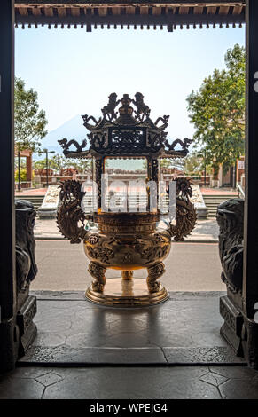 Taipei, Taiwan: Räucherstäbchen brennen in gestaltete goldene Topf im Tempel Eingang in Danshui (tamsui) Stockfoto