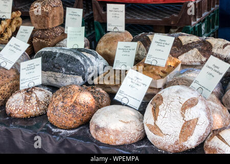 Eine Vielzahl von organischen Brot auf Farmers Market Stall Stockfoto