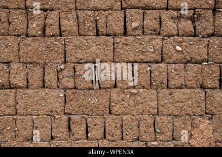 Adobe oder Mud brick wall in Baisha, Lijiang, Yunnan, China Stockfoto