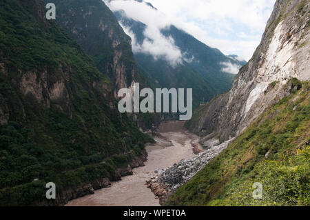 Tiger Leaping Gorge ist eine Schlucht am Jinsha River, einem Nebenfluss der oberen Jangtse. Es befindet sich 60 km (37 mi) N von Lijiang, Yunnan im Südwesten Chinas. T Stockfoto