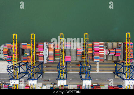Luftaufnahme Hafen Container Beladung Schiff in Import-, Export- Logistik. Güterverkehr. Versand Logistik. Handel Port a Stockfoto