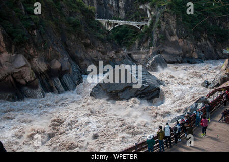 Tiger Leaping Gorge auf der Jinsha River, einem Nebenfluss der oberen Jangtse in der Provinz Yunnan, im Südwesten von China. Stockfoto