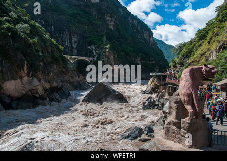 Tiger Leaping Gorge auf der Jinsha River, einem Nebenfluss der oberen Jangtse in der Provinz Yunnan, im Südwesten von China. Stockfoto