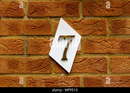 Haus Nummer 7 auf einem Red brick wall Stockfoto