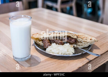 Bosnische traditionelle schnell, Street Food: bosnische Torte und cevapcici serviert im Restaurant cevabdzinica und buregdzinica Stockfoto