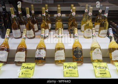 Budapest, Ungarn - 17.August 2019: Flaschen Tokaji Wein zum Verkauf in Budapest Central Market, Budapest, Ungarn Stockfoto