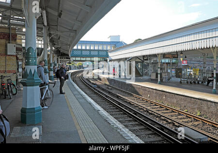 Leute Passagiere Pendler stehen auf der Plattform in Lewes Bahnhof warten auf den Zug nach London England UK KATHY DEWITT DE WITT Stockfoto